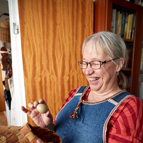 Helena Kaartinen ajattelee, että toimivaa ja ehjää tavaraa ei heitetä pois. Tyhjät riekonmunat ovat selvinneet muutosta toiseen tuohivirsussa.