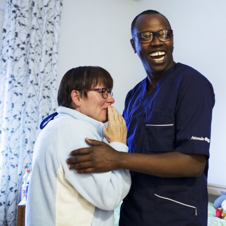 Taina Tuominen jaksaa nousta pyörätuolista tanssimaan, kun lähihoitaja Athanase Murima eli Atte on varmistamassa.