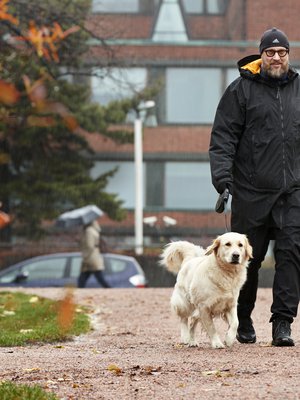 ”Olen yksinhuoltajaäidin, vahvan isoäidin ja lähes pelottavan terävän tädin kasvattama isätön poika. Ehkä  siksi olen tullut aina toimeen paremmin naisten kuin miesten kanssa”, Juha sanoo.  Lenkkikaverina  on Hilma.