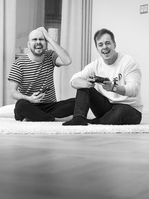 Erkka ja Juhani Mykkäsen joukkuenimi videopeleissä on Hupiukot. Juhani nauhoitti salaa pelisessioita ja koosti viime jouluksi niistä puolen tunnin videon. ”Pelaamme iltaisin Rocket League -peliä niin, että istumme molemmat kotisohvillamme kuulokkeet päässä. Se on rento tapa viettää aikaa yhdessä. Pelaaminen on vähän kuin saunomista: on jotain tekemistä, joten voi luontevasti joko olla hiljaa tai jutella mistä vain”, Juhani sanoo.