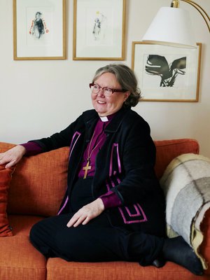 Teologi Irja Askola, 63, vihittiin Helsingin piispaksi vuonna 2010. Hän on ensimmäinen suomalaisnainen, joka on valittu piispaksi. Hän on kirjoittanut kuusi runokirjaa. Kotiin hän palaa yleensä niin myöhään, ettei ehdi kokata itselleen illallista, mutta runoja hän ehtii lukea aina.