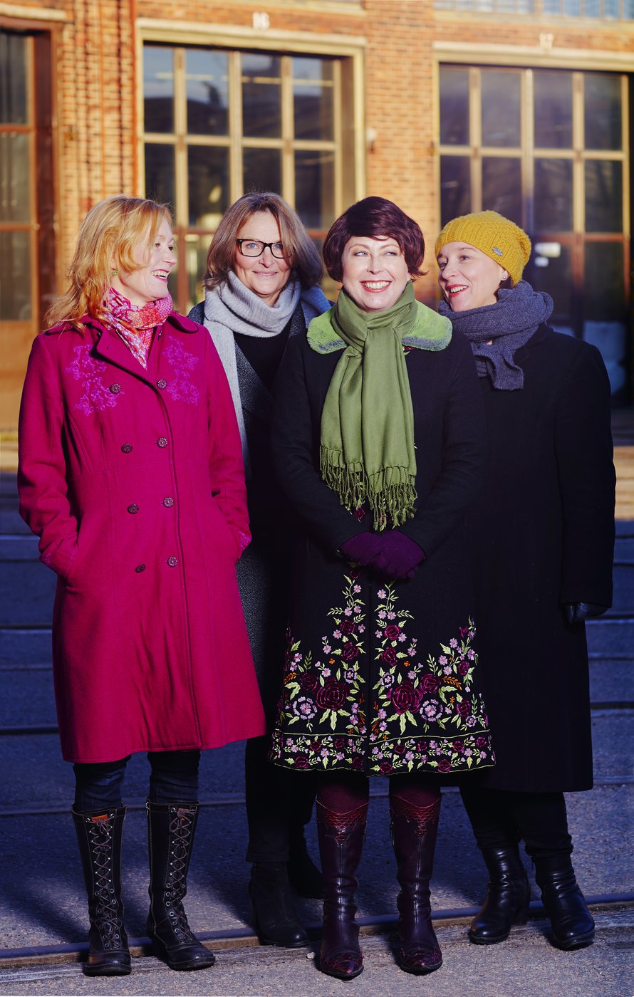 Riikka (toinen oikealta) ja tukijoukot: Kirsti Kuosmanen (vas.), Katri Koski ja Mira Selander.
