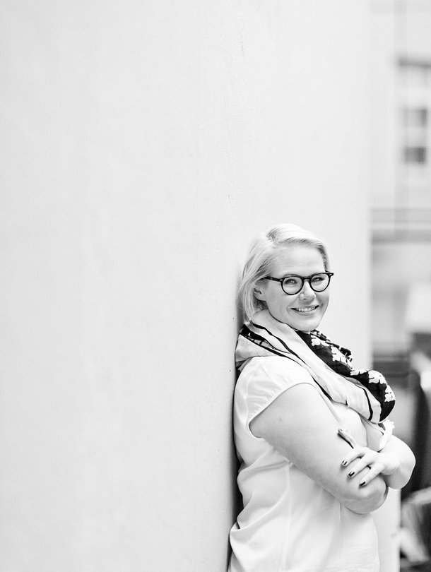 Leena Tanskanen on 37-vuotias toimittaja, joka asuu Oulussa avopuolisonsa ja 5-vuotiaan tyttärensä kanssa. Leena erosi pitkästä liitosta viime talvena. Hän harrastaa lapsen potkulaudan vieressä juoksemista ja hänellä on tavoite: vähemmän varovaro- ja äläälä-huutoja.