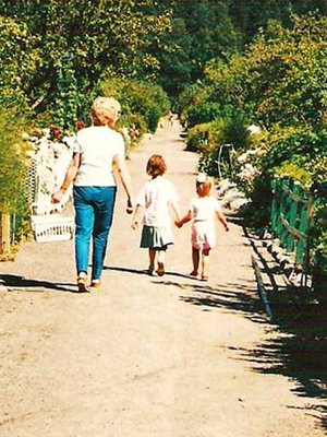 Siirtolapuutarhan polulla otetun lapsuuskuvan jälkeen Anna ja Seidi ovat venyneet ohi Helena-mummosta.