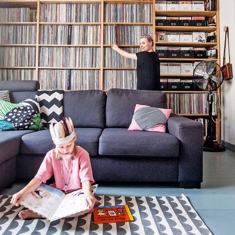 Olohuoneen sisustusta hallitsee seinällinen äänilevyjä. Keskilattialla on tilaa lasten pelejä ja leikkejä varten.