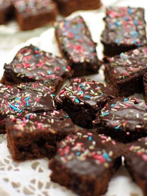 Mokkapalat ovat koulumyyjäisten, lasten synttäreiden ja aikuisten kahvipöydän hitti.