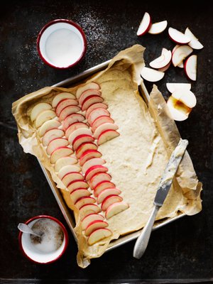 Kotimaisia omenoita ei tarvitse kuoria. Punakuorisista tulee suloisin täyte.