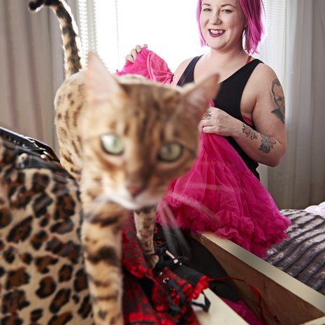 29-vuotias Tanja Nilovaara asuu Turussa tyttärensä Cecilian ja kissojensa bengalilaisen Lolan ja maatiaiskissa Minin kanssa. Ravintola-alan moniosaaja vaihtoi vastikään töihin siivousalalle. Muutama vuosi sitten Tanja alkoi esiintyä pin up -kuvissa. ”Nätit kuvat ovat kohentaneet itsetuntoani hirveästi.”