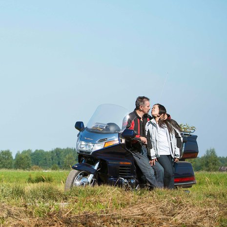 Iltaisin ja viikonloppuisin Mauri ja Marisa moottoripyöräilevät.