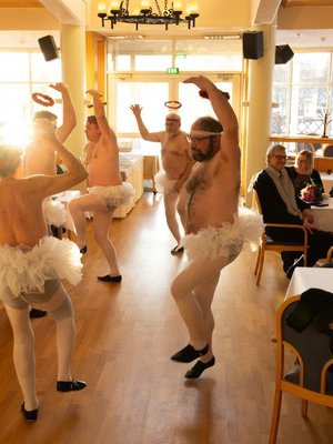 Pienenpienten Joutsenten etikettiin kuuluu tanssia vakavalla naamalla. Esa-ballerinaa (edessä oik.) taitaa silti vähän naurattaa.