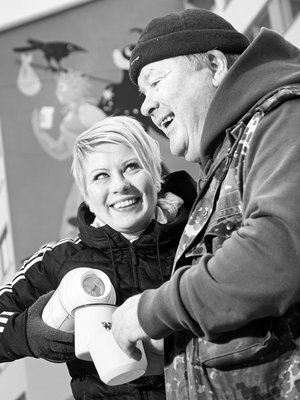 Kun avustustyötä tehdään ulkona, on syytä pysyä lämpimänä. Sini tarjoaa Heikki-isälleen kahvit Helsingin Kalliossa. 