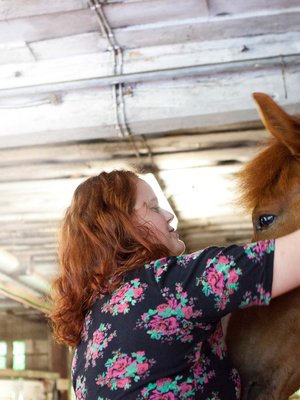 "Kun talutan Vinskin ulos tallista, se haluaa maistella huppuni kulmia. Ei se yritä purra, se on vain utelias", Varpu Hietaniemi sanoo.