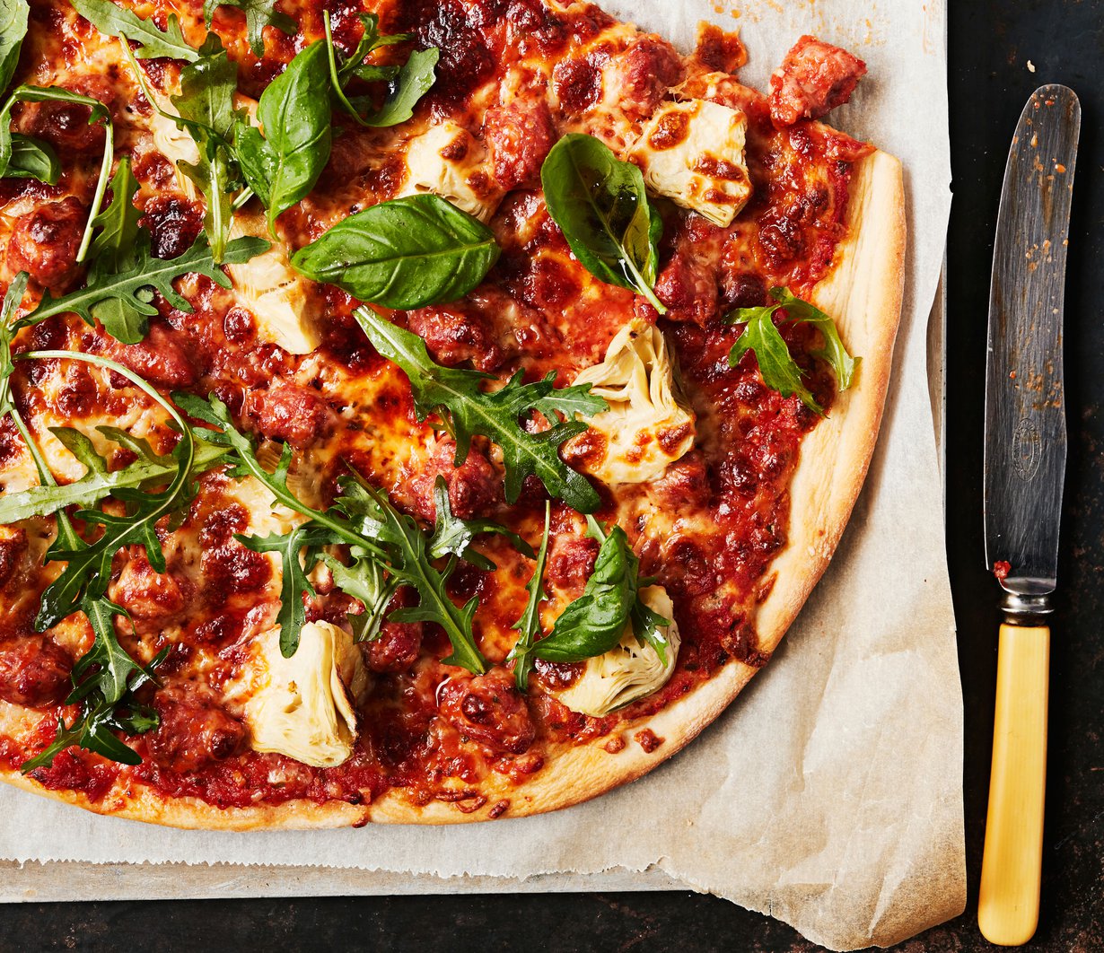 Kun pizzataikinan jättää reilusti löysäksi, voi vaivaamisenkin unohtaa. Tuloksena on silti rapea pohja.