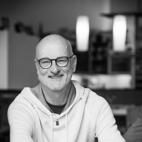 Henrik Dettmann on 63-vuotias Suomen koripallomaajoukkueen päävalmentaja, joka asuu Kauniaisissa vaimonsa ja 13- ja 8-vuotiaiden lastensa kanssa. Dettmannin kirja Kopautuksia julkaistiin syyskuussa. 