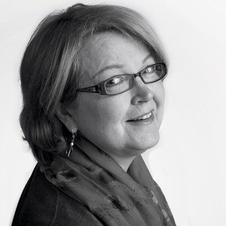 Psykologi ja psykoterapeutti Mirja Sinkkonen, 60, pitää ajattelusta. Koska se luonnistuu parhaiten kutoessa, hänellä on aina vähintään viisi neuletyötä kesken.