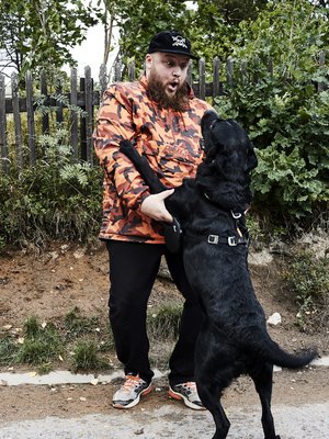 ”Tuo kyllä niin paljon mielihyvää, että voin tarjota Paavolle tämmöisen elämän”, Thomas Kirjonen eli Kasmir sanoo muutosta kerrostalosta Helsingistä omakotitaloon Espooseen.