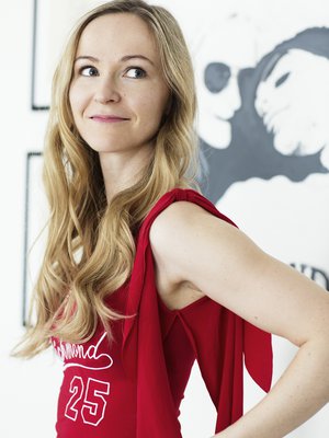 "Punaista, yksiolkaimista paitaa en laittaisi missään nimessä enää päälleni, mutta en aio ikinä heittää sitä pois. Tämä paita päälläni tapasin mieheni."