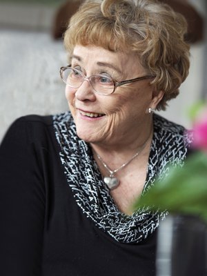  Liisa Selänne, 79, on työskennellyt muun muassa vanhainkodinjohtajana ja perhepäivähoitajana. Tunnustuksena vapaaehtoistyöstään hänet valittiin 2013 Kivenlahden Kaisaksi. Liisalla on kolme poikaa: Panu, 49, Paavo, 45, ja Teemu, 45.