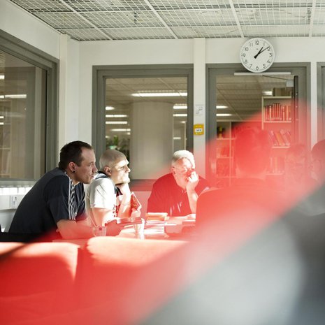 Arto (vas.), Mikko, Matti, ”Arska”, Leena ja muut keskustelevat tänään Aki Ollikaisen romaanista Pastoraali.