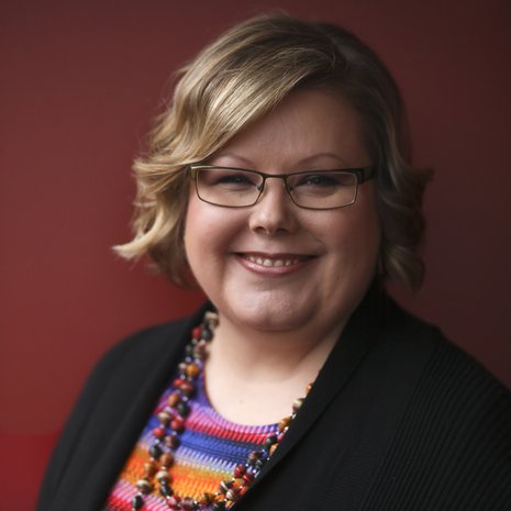 "Mitä muinaisemmasta historiasta kirjoitan, sitä kauemmas omasta arjestani pääsen", Kristiina Vuori sanoo.