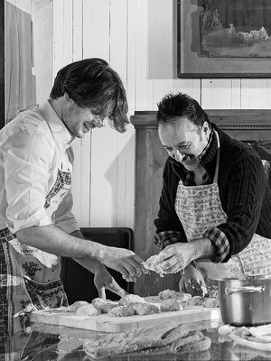 Kasimir ja Veijo Baltzar halusivat kuvaan taikinaiset kädet, koska yhdessä­ leivotut sämpylät maistuvat yhä samoilta­ kuin 20 vuotta sitten.