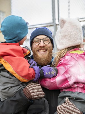 ”Olen pyrkinyt kasvattamaan lapsia ilman vahvoja sukupuolirooleja ja näyttänyt mallia siitä, että minäkin voin pukeutua leikeissä prinsessamekkoon”, tytön ja pojan isä Atte sanoo.