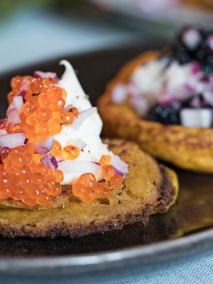 Tarjoile blinit smetanan, kirjolohenmädin ja silputun punasipulin kanssa.