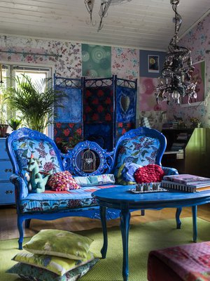 Olohuone on kuin värikkäistä kankaistaan tunnetun Tricia Guildin kirjasta. Siniseksi maalattu rokokootyylinen sohva oli alun perin valkoinen. Aitoja, vanhoja tyylihuonekaluja Marjo ei kuitenkaan tuunaa vaan kunnioittaa niiden historiaa.