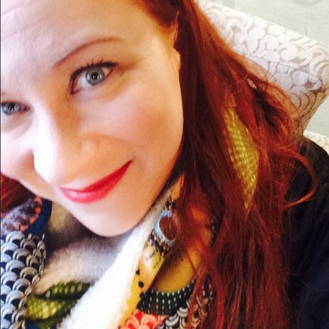 Kirjailija Siri Kolu, 43, asuu Vantaalla. Hänen perheeseensä kuuluvat viisivuotias tytär, kymmenvuotias poika ja aviomies, Vekarateatterin toiminnanjohtaja Marko Kokko. 