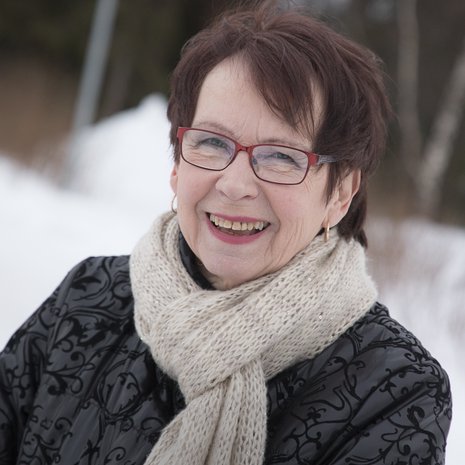 Hilkka Raninen, 70, asuu Haukiputaalla. ”Joinain aamuina haluaisin vain hypätä ylös sängystä kahvinkeittoon, mutta ensin pitää kiinnittää jalka. Olisi myös ihanaa kävellä paljain varpain ruohikossa.”