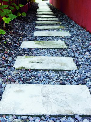 Voit laatoittaa koko pitkän kivisen tien tai koristella yhden kauniin laatan kynnykselle.