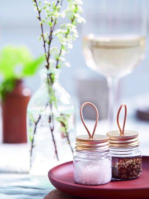 Messinginväristä spray-maalia saa esimerkiksi Prismasta. Nahkanarua voi ostaa suutarista tai askarteluliikkeistä.