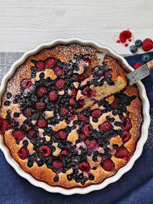 Perinteinen marjapiirakka maistuu jäätelön ja vaniljakastikkeen kanssa.