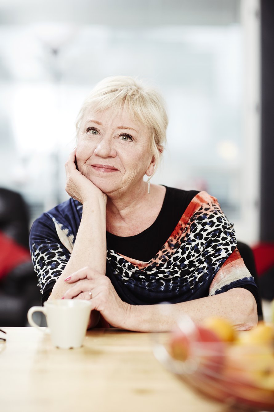 Margareetta Tenhunen, 63, on eläkkeellä oleva päiväkodinjohtaja. Hän asuu Helsingissä ja herää arkiaamuisin vasta yhdeksän jälkeen. Hän puhuu mielellään ja paljon, mutta osaa myös kuunnella.