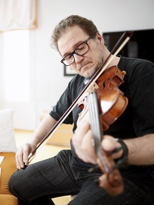 IT-palvelutalon johtaja Juha Lakkala, 53, asuu Espoossa kolmen poikansa ja kissan kanssa. Juhalle viulun soittamisessa on tärkeintä oikea tunne. "Pelkkä mekaaninen soittaminen ei kuulosta hyvältä."