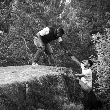 Brayan (vas.) ja Felipe kiipeilivät samalla kalliolla jo lapsena. ”Yksi kummankin isoimmista unelmista on löytää joskus biologinen äitimme. Hän katsoisi ehkä ihmeissään, että kaksi pientä poikaa jätin ja tuossa ne nyt ovat.”