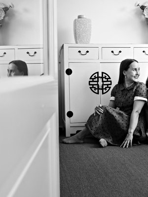 Lotta ja pappa -kaksikosta tuttu Lotta-Sofia Saahko asui Taina-äidin ja isän työn vuoksi melkein koko lapsuutensa ulkomailla. ”En koskaan halua omaa perhettä. Ehkä ulkomaanvuosien takia me lapset emme ole tottuneet sitoutumaan”, Lotta miettii.