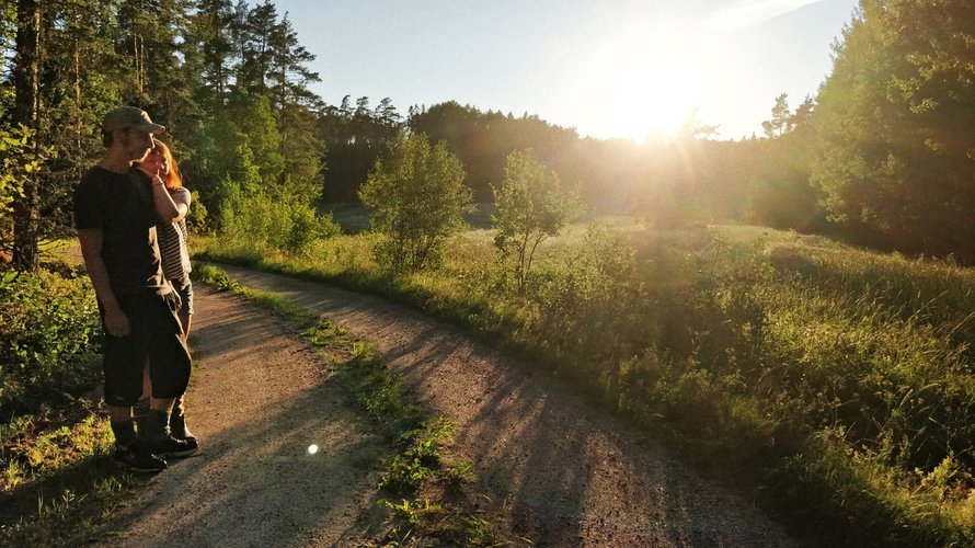Tällainen on Marikan ja Niklaksen onnellinen hetki: "Ollaan siinä ihan niin kuin ihmiset toisilleen. Laitetaan heiniä maljakkoon, lakaistaan lattiat ja pistetään sumpit tulille."
