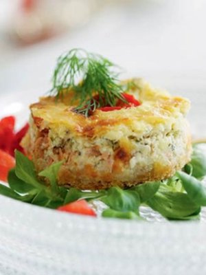 Jos leivot pieniä piirasia, paista niitä ensin uunin alatasolla 5 minuuttia ja sen jälkeen keskitasolla 15 minuuttia. Peltipiirakasta voi ottaa paloja myös muotilla. Piirakan voi pakastaa tai leipoa edellisenä päivänä.