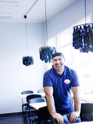 "Työllistän muutamia maahanmuuttajia, joiden on muuten vaikea löytää töitä. Siitäkin olen iloinen", Serdal Akbulut sanoo ravintolassaan. 