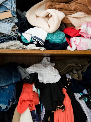 Onko mahdollista, että tässä komerossa olisi muutama paita liikaa?