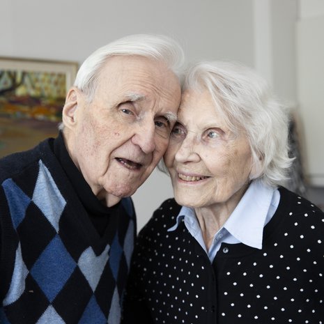 ”Olen ollut aika yksitoikkoinen aviomies”, Jaakko Talsi, 94, kertoo.  ”Mutta kuitenkin aika sopuisa”, Riitta, 93, hymyilee.