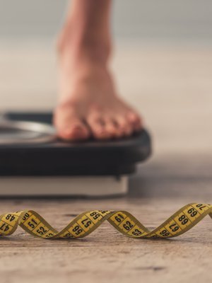 Painoon vaikuttavat elämäntavan muutokset, mutta myös iän myötä muuttuvalla hormonitasapainolla on merkitystä.