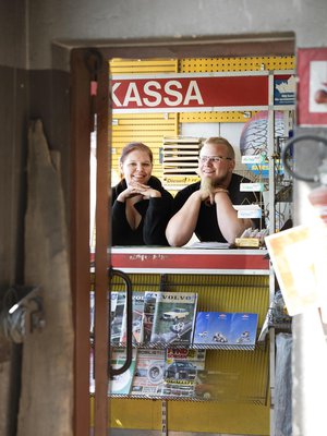Matilda Strömman ja Ati Airo ovat etsineet huutokaupoista ja rompetoreilta rekvisiittaa huoltoasemalleen, koska edellinen omistaja ehti polttaa osan huoltamon esineistöstä.