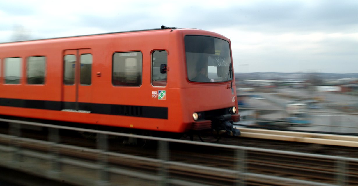 Idässä metro kulkee pääosin maan päällä, mutta lännessä se sukeltaa pitkään, pitkään tunneliin. Tunnelista pääsee pois erinäisiä liukuportaita pitkin.