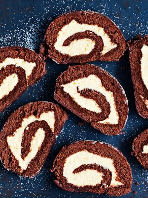 Kääretorttu onnistuu melkein tavallista paremmin gluteenittomana. Tärkkelys pitää huolen taikinan kuohkeudesta ja tekee tortusta helposti käärittävän.
