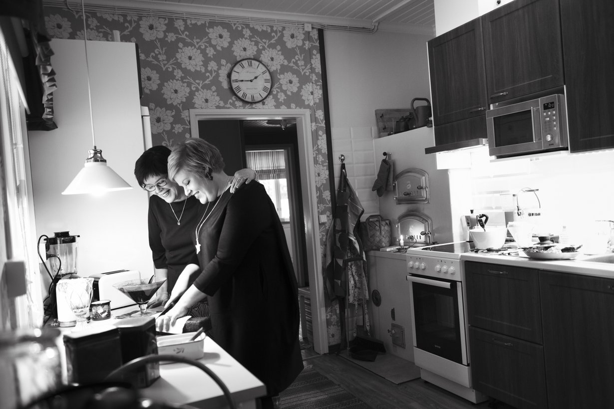 Marita opetti tyttärelleen Annikalle, että vieraille tarjotaan aina ruokaa ja jälkiruokakahvin kanssa makeaa.