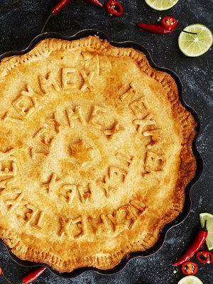 Voitaikinan sisään kätkeytyy mausteisen maukas täyte.