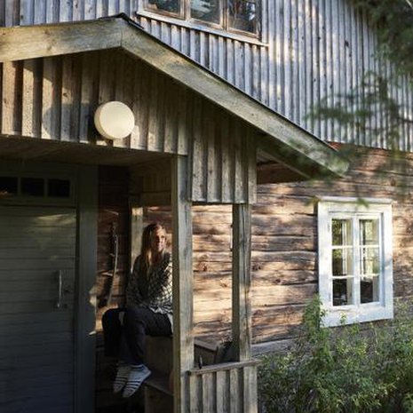 Venla Pystysen kesä ei ala kunnolla ennen kuin hän pääsee mökille. Kuistilla pestään iltaisin hampaat. Joskus lepakot lentävät silloin ohi, joutsenet huutavat ja kielo tuoksuu.