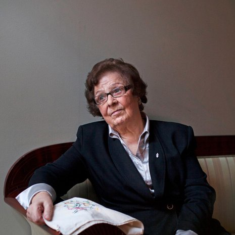 Kaarina Peltola, 90, on evakko, lotta ja eläkeläinen. Kun hän jätti kotinsa, repussa oli leipää ja koulussa kirjottu kukkakuvioinen liina. Nuket jäivät rajan taakse.